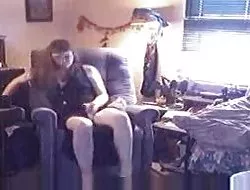 Chica bonita chupa su polla con gusto