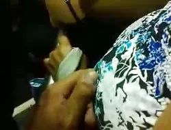 Dulce niña en solosex en la cama.