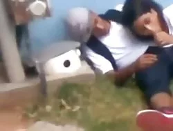 Dos polluelos de fiesta listos para la mierda persuadidos a los tríos