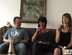 Dedicar al adolescente en la cadena da mamada.