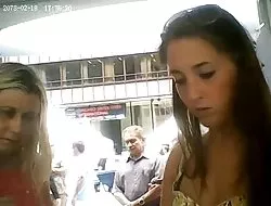 Morena caliente follada en el sofá