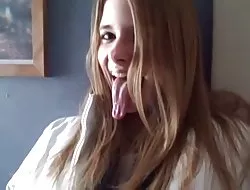 Morena adolescente ama su polla peluda