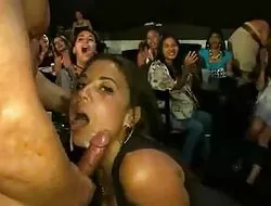 Masturbándose y follando tetas