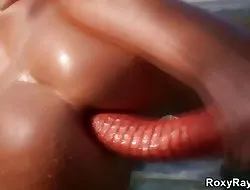 Masaje y sexo en la piscina.