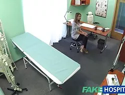 Petite little Fickstute durchgevögelt en el baño