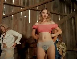Claudia tiene bolas de amor en el hoyo del poste.