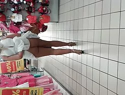 Chica caliente acaricia su vulva hasta que llega.