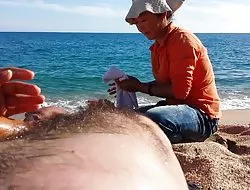 Puta de 18 años estira su coño con consolador XXL.