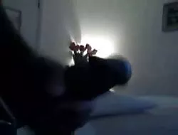 Transexual en lencería masturba su polla