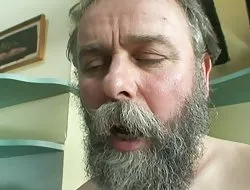 Se cuela en la ducha con su cuñada para follar con ella
