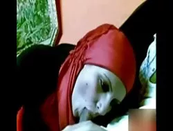 La abuela en las medias de nylon es salvaje en él