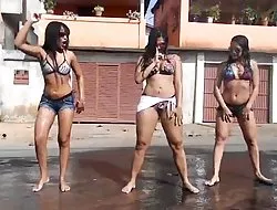 Morena lesbiana puños a su novia morena al aire libre