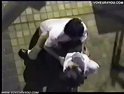 Dos mocosos adolescentes comparten una polla anal