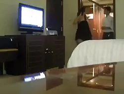 Adolescente asiática metió en la ducha
