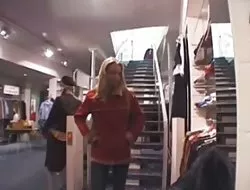 Bonita shemale milf cuelga su percha