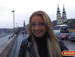 Rubia tímida muestra sus bragas blancas en el pasto