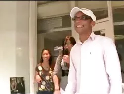 Profesor folla estudiante en el aula