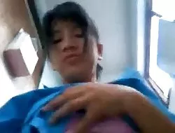 Mujer japonesa manipula minipimmel con manos y pies.