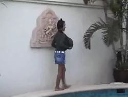Chica extiende sus regordetas mejillas