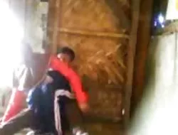 Chica cachonda folla el coño con su consolador