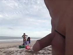 En las escaleras, una chica asiática se convierte en una yegua de tres agujeros para un negro.